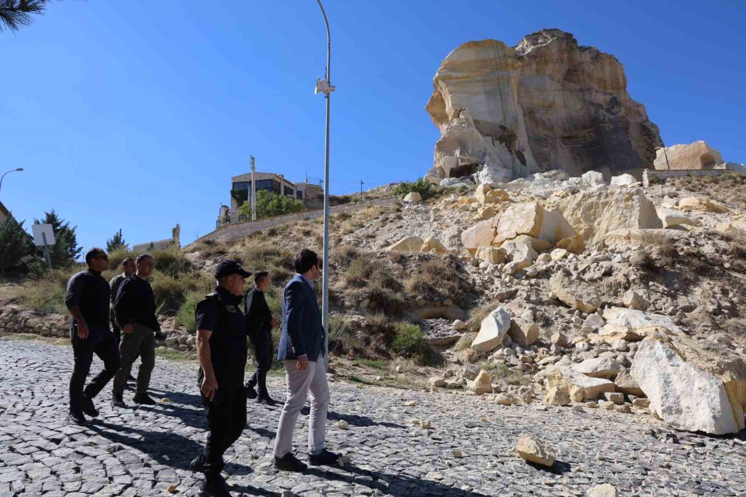 kapadokyada-kadikalesinin-bir-bolumundeki-kaya-parcalari-koptu