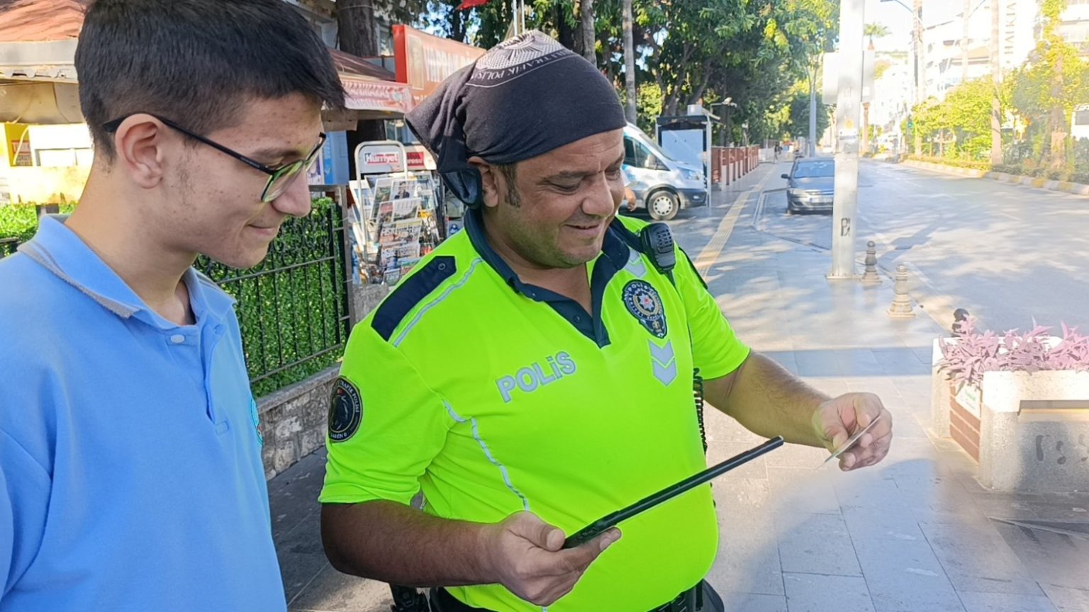 kargo-subesinden-ehliyeti-aldi-sevincini-kapi-onundeki-trafik-polisiyle-paylasti