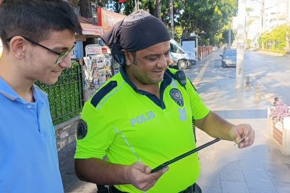 kargo-subesinden-ehliyeti-aldi-sevincini-kapi-onundeki-trafik-polisiyle-paylasti