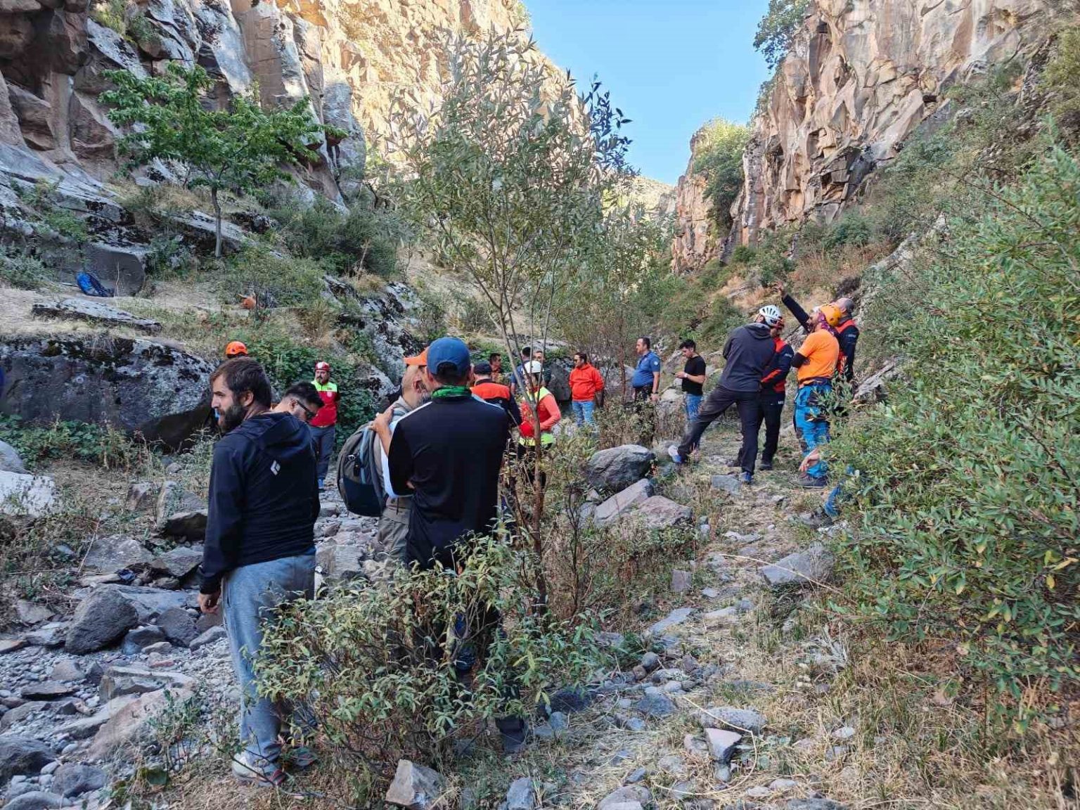 kayaliklardan-dusen-dagci-hayatini-kaybetti