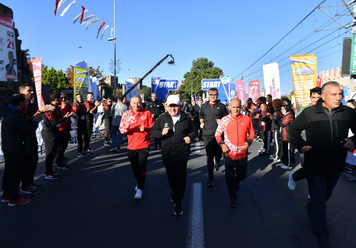 kayseri-yari-maratonu-dunya-sahnesinde-buyukkilic-imzasiyla-5-uluslararasi-kosu