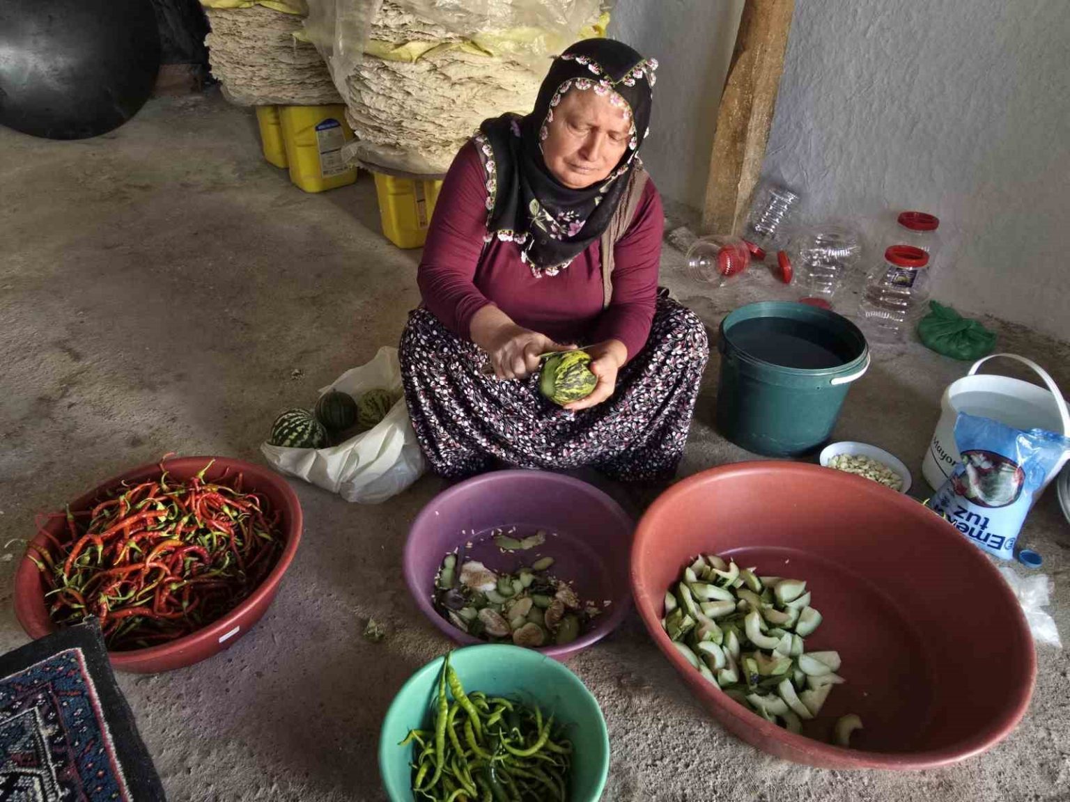 kis-hazirliklari-basladi-tursu-ve-biberler-kilerlerde-yerini-aldi