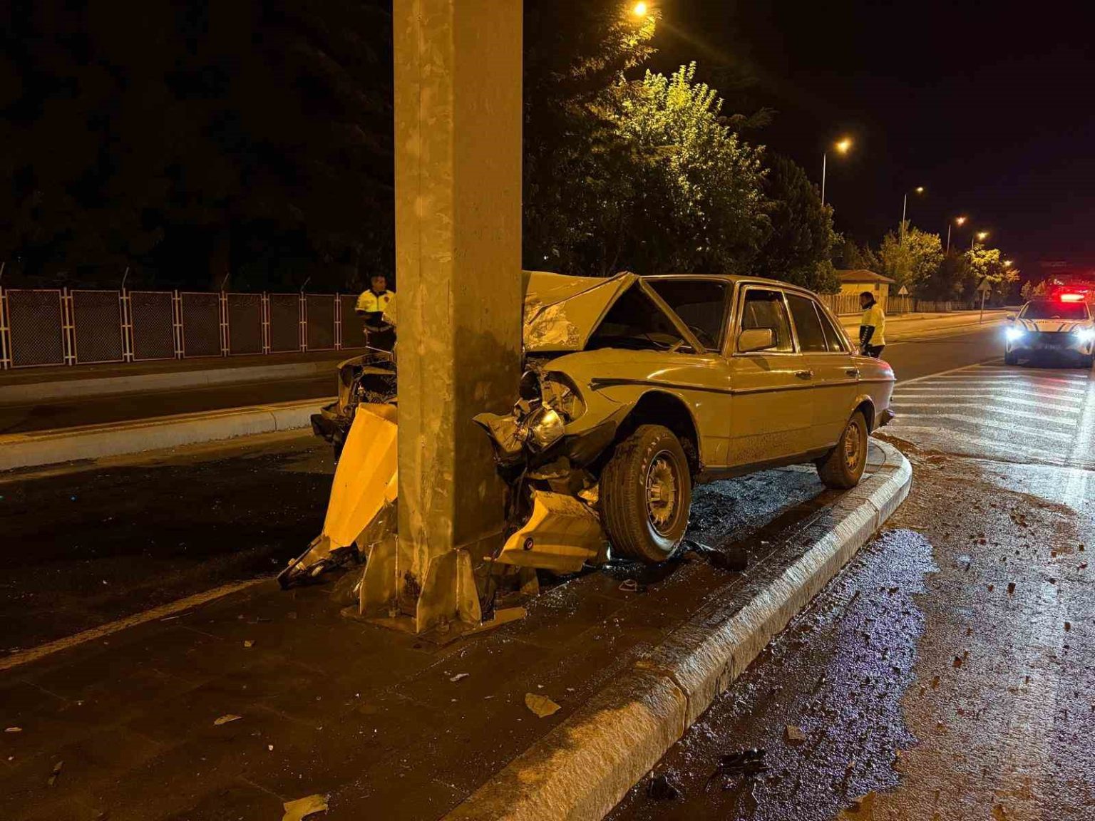 klasik-otomobil-direge-ok-gibi-saplandi-1-agir-yarali