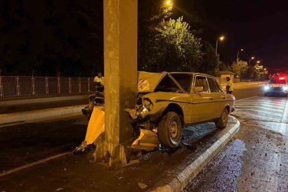 klasik-otomobil-direge-ok-gibi-saplandi-1-agir-yarali