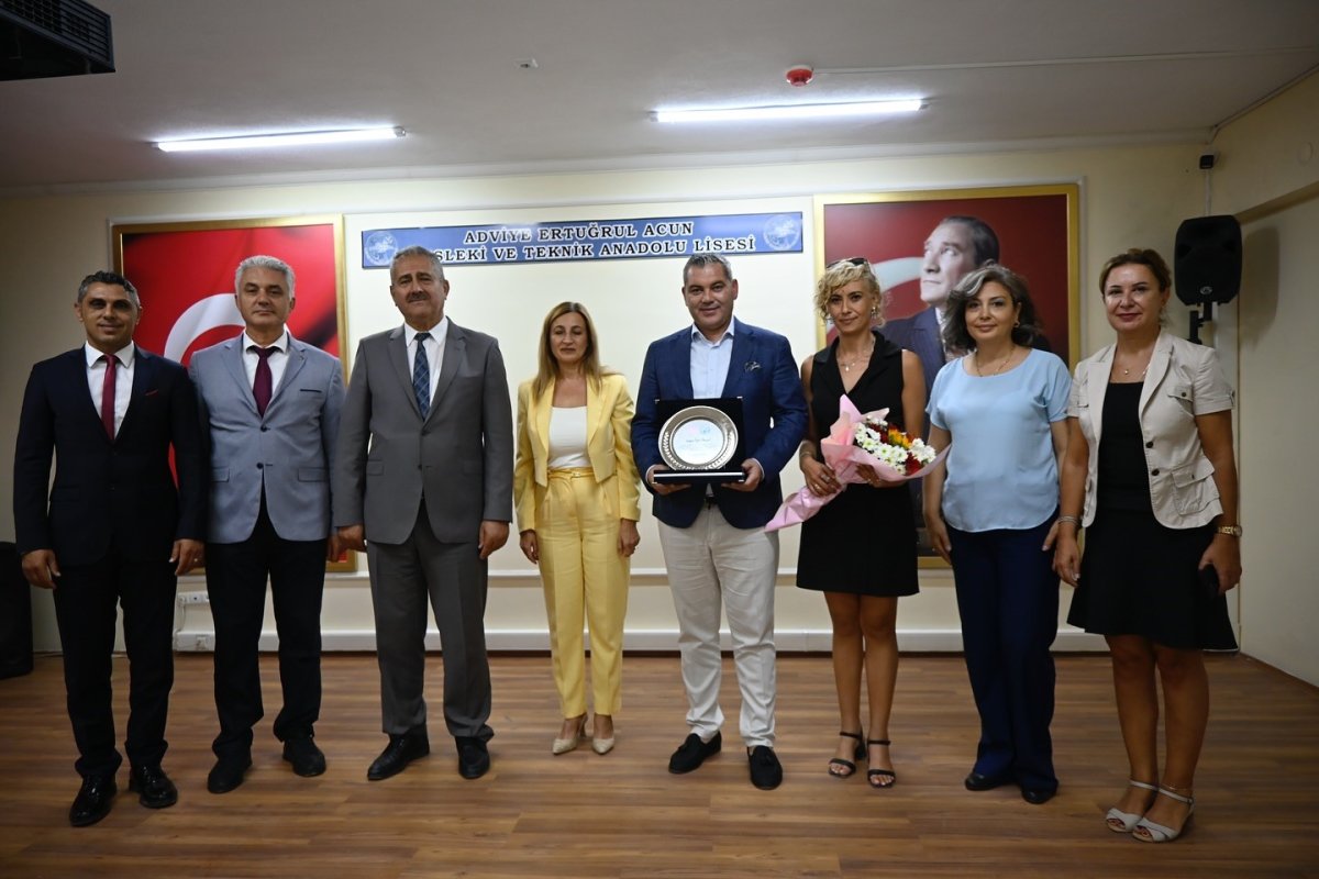 kusadasinda-hayirsever-is-insanina-egitime-destek-plaketi