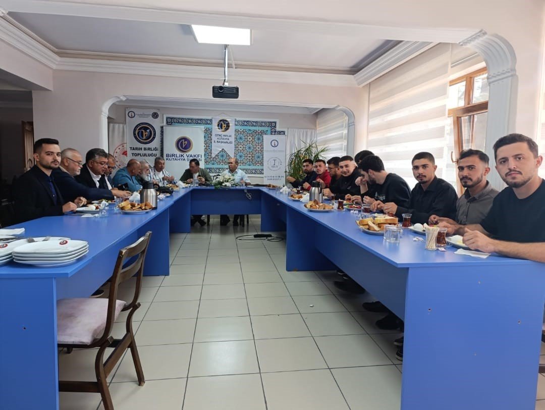kutahya-birlik-vakfindan-ogrencilerle-istisare-toplantisi