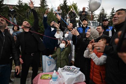 losemi-hastaligini-atlatan-talha-sirac-polis-agabeyleriyle-balon-ucurdu