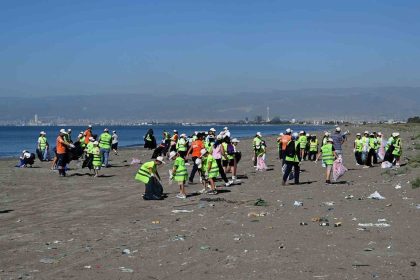 mersinde-dunya-temizlik-gununde-sahiller-copten-arindi