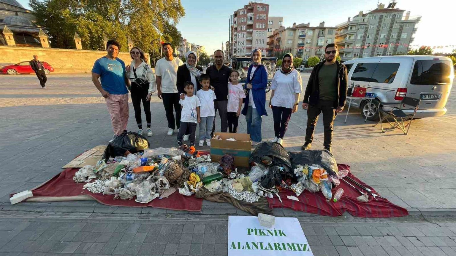 mesire-alaninda-topladigi-copleri-farkindalik-icin-sehir-meydaninda-sergiledi