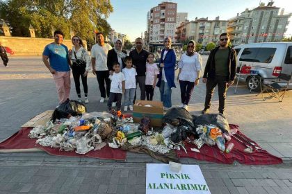 mesire-alaninda-topladigi-copleri-farkindalik-icin-sehir-meydaninda-sergiledi