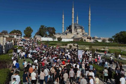 milyonluk-otomobiller-selimiye-meydaninda-turladi