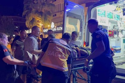 otomobille-carpisan-motosiklet-surucusu-kaldirima-savruldu-1-yarali