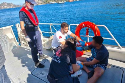 ozel-teknede-yaralanan-vatandasa-sahil-guvenlik-tibbi-tahliye