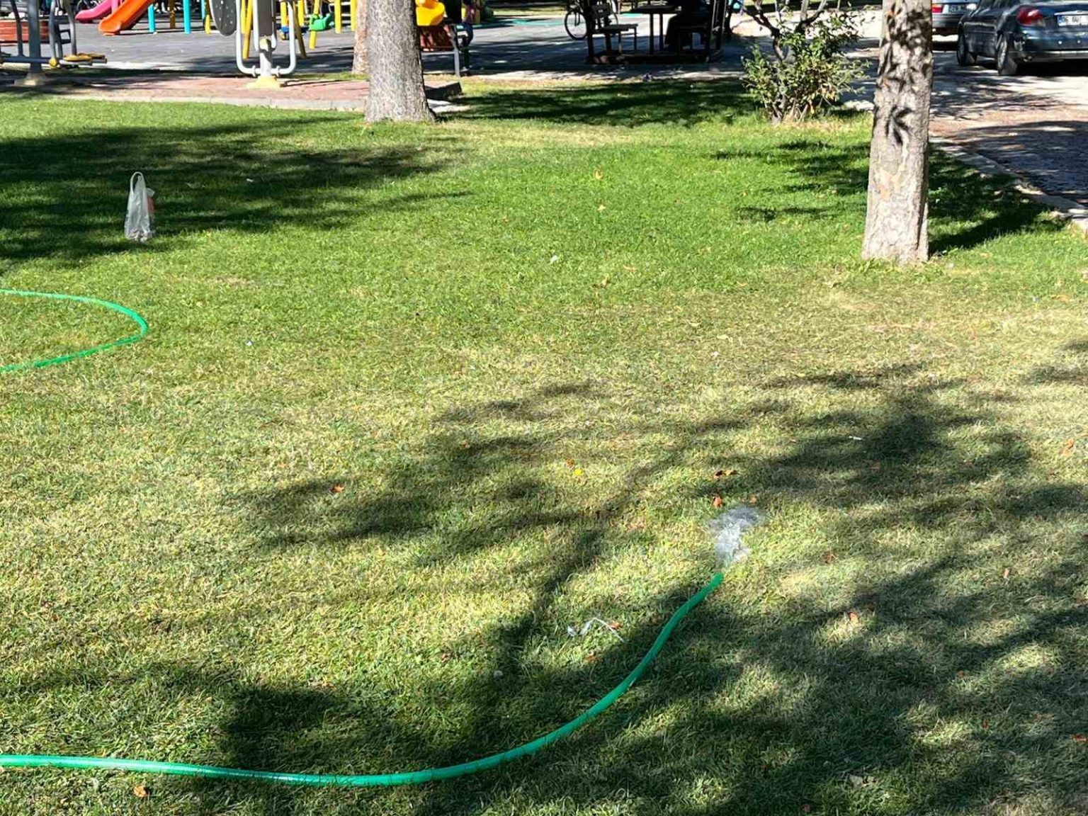 park-sulama-hortumundan-bosa-akan-su-israfa-yol-acti