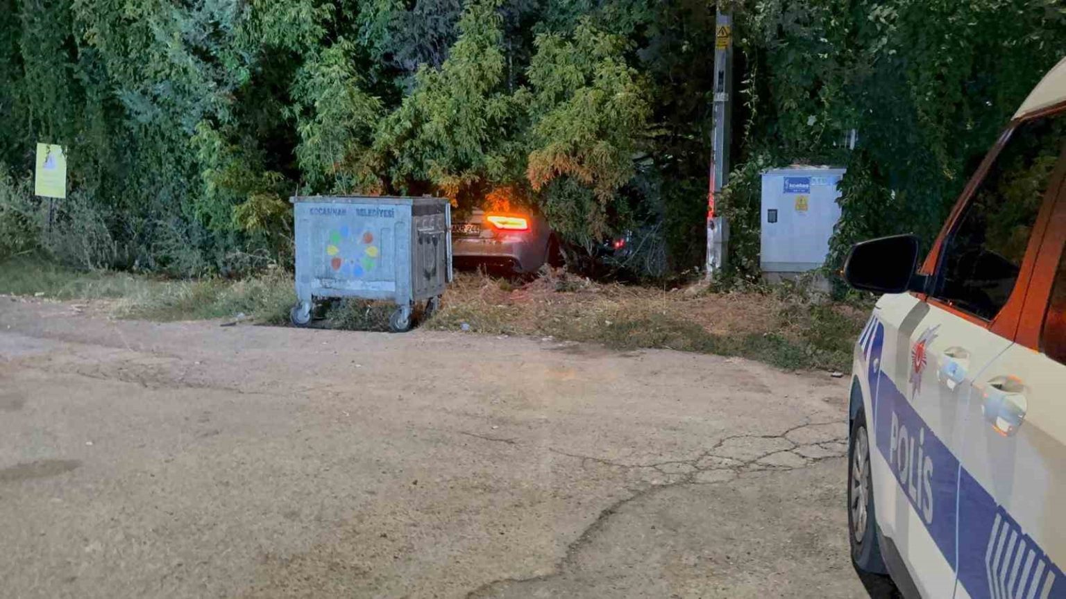 polisi-gorunce-kacan-alkollu-surucu-fidanliga-daldi-1-yarali