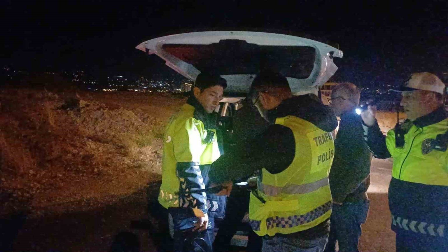 polisin-suphe-uzerine-durdurdugu-cipten-ruhsatsiz-tufek-cikti