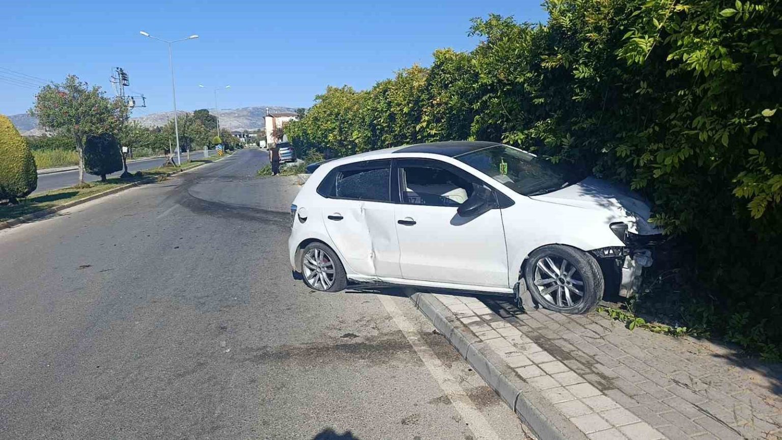 refujdeki-agaci-deviren-otomobil-duvara-carparak-durabildi-1-yarali