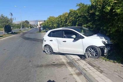 refujdeki-agaci-deviren-otomobil-duvara-carparak-durabildi-1-yarali