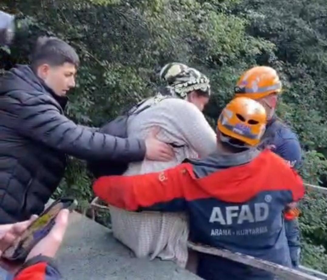 rizede-heyelan-nedeniyle-mahsur-kalan-hastalar-afadin-operasyonuyla-kurtarildi