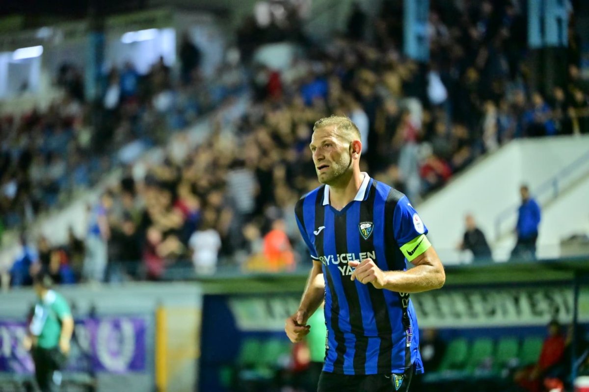 sedat-cengiz-sahneye-cikti-karacabey-seriyi-3-maca-cikardi
