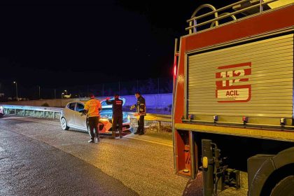 sikismali-trafik-kazasi-ihbari-ekipleri-harekete-gecirdi-3-yarali