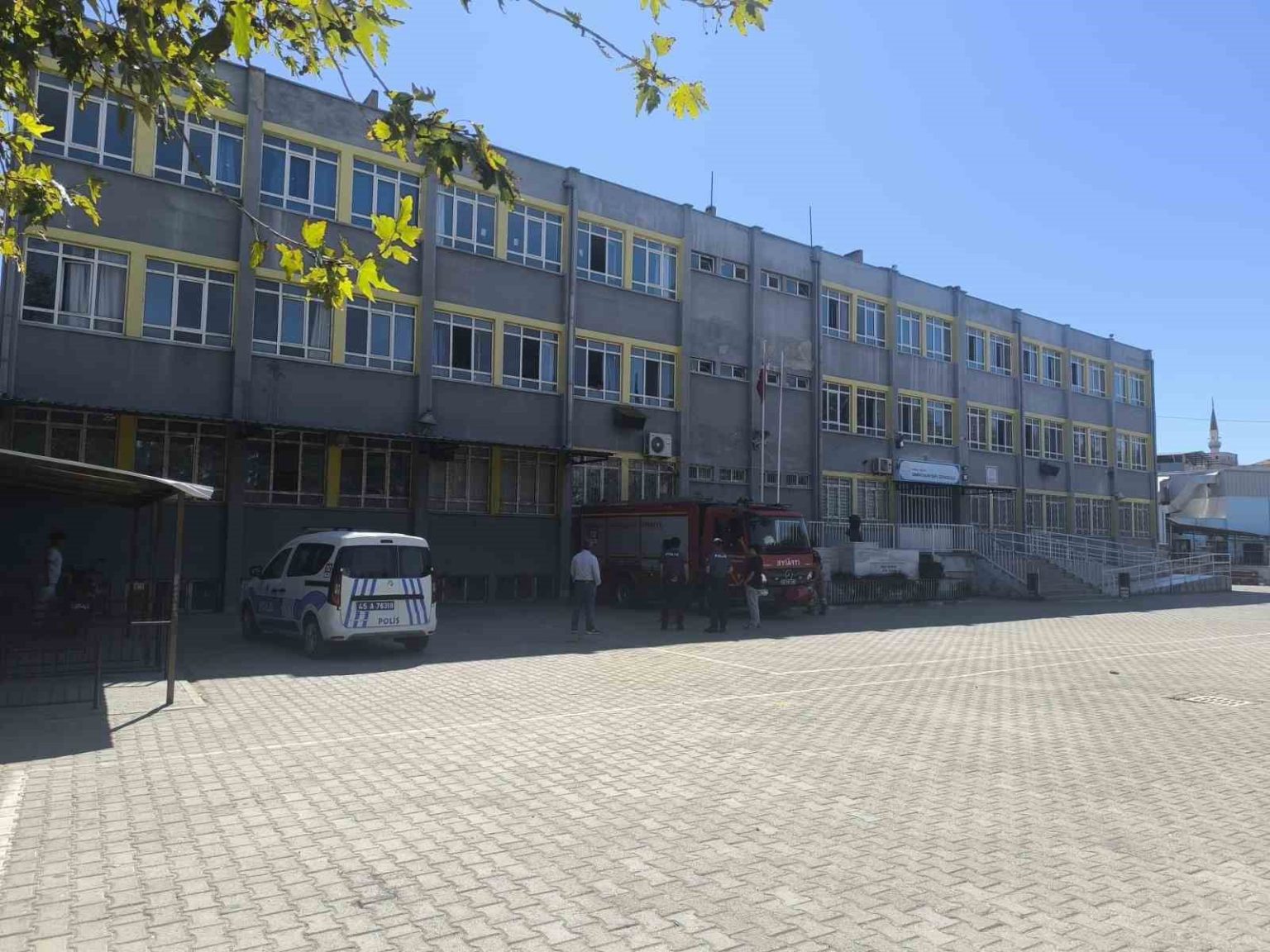 turgutluda-3-cocuk-okulda-mahsur-kaldi