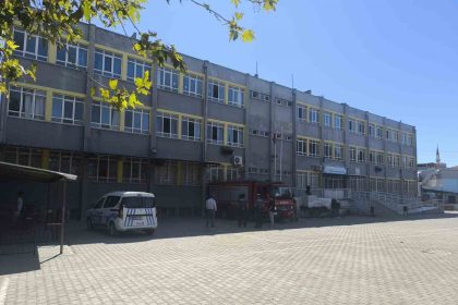 turgutluda-3-cocuk-okulda-mahsur-kaldi
