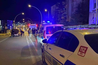 ust-gecitte-otomobil-ile-hafif-ticari-arac-carpisti-1-yarali