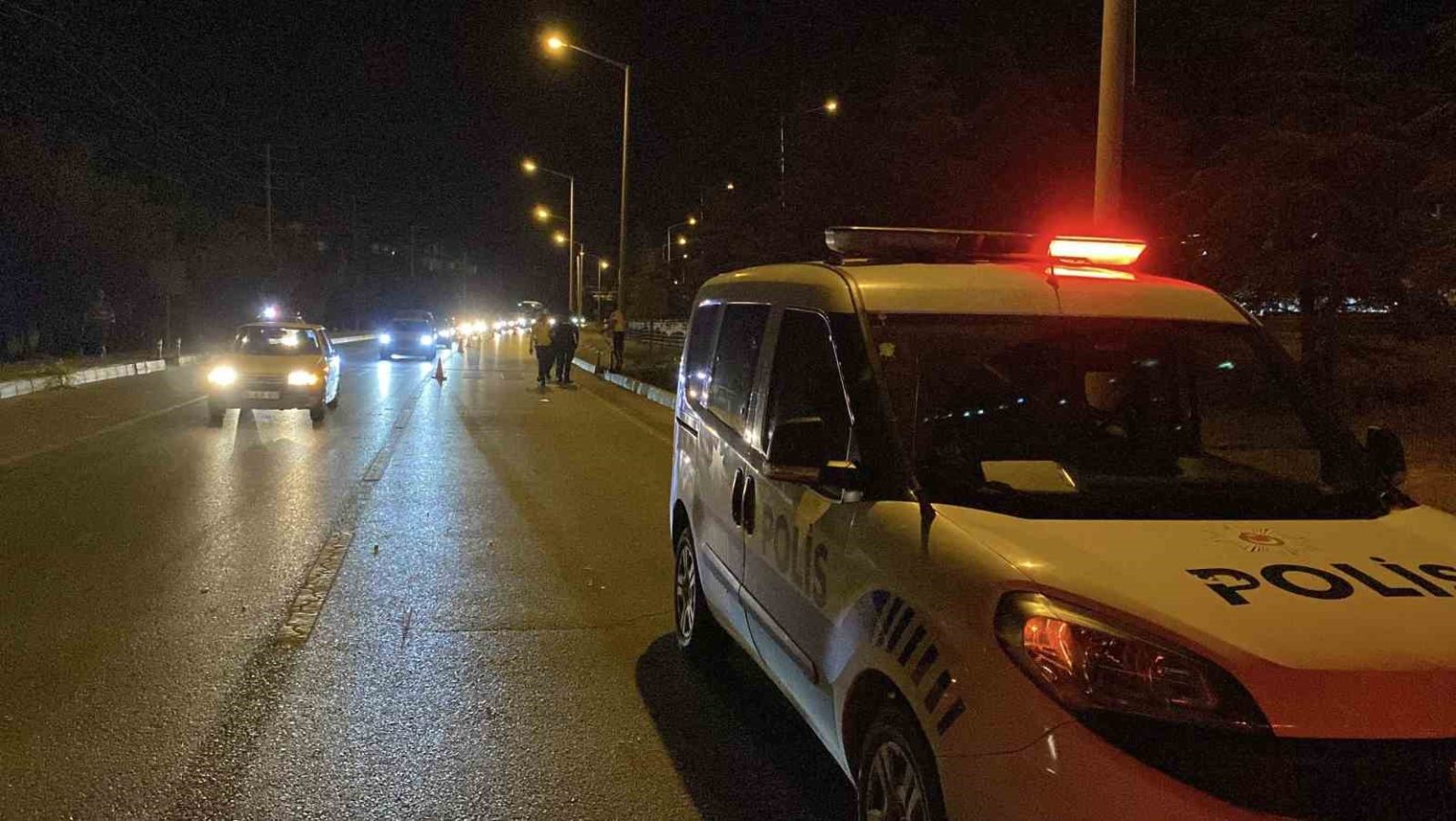 yaya-gecidinden-karsiya-gecerken-otomobilin-carptigi-kadin-agir-yaralandi
