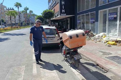 yayalara-yol-veren-otomobile-arkadan-carpan-motosiklet-surucusu-yaralandi