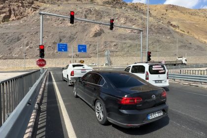 yeni-koprude-yasanan-trafik-kazalarina-cozum-trafik-isiklari-yerlestirildi