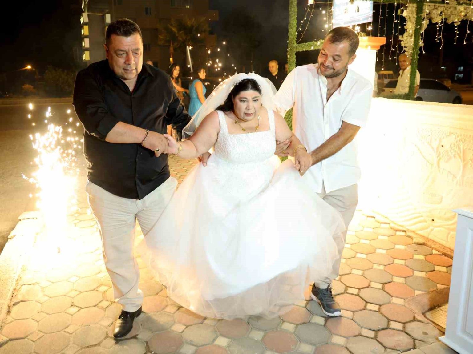 zihinsel-engelli-kadinin-hayali-temsili-dugunle-gerceklesti-agabeyler-gozyaslarini-tutamadi