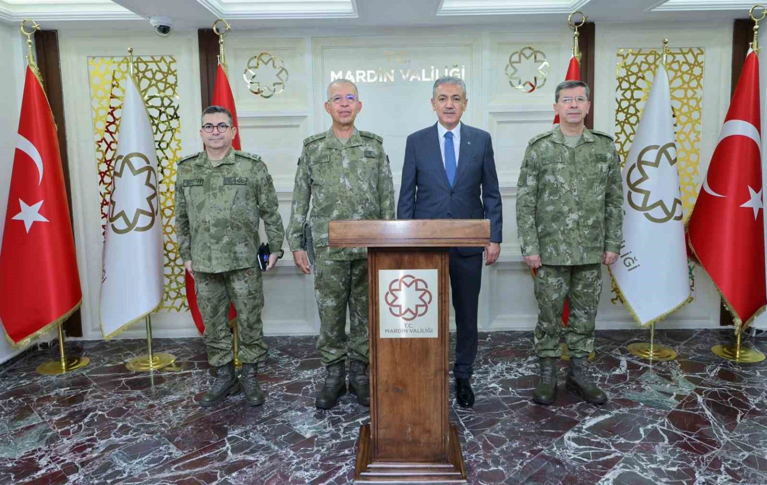 2-ordu-komutani-korgeneral-topaloglu-mardin-valisi-akkoyun-ile-bir-araya-geldi