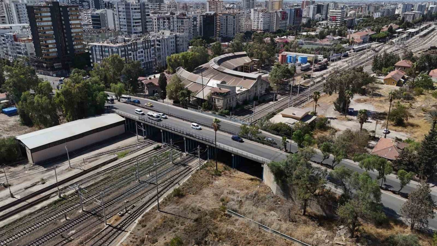 adanada-007-james-bond-filmine-ev-sahipligi-yapan-kopru-hizli-tren-insaati-icin-yikilacak