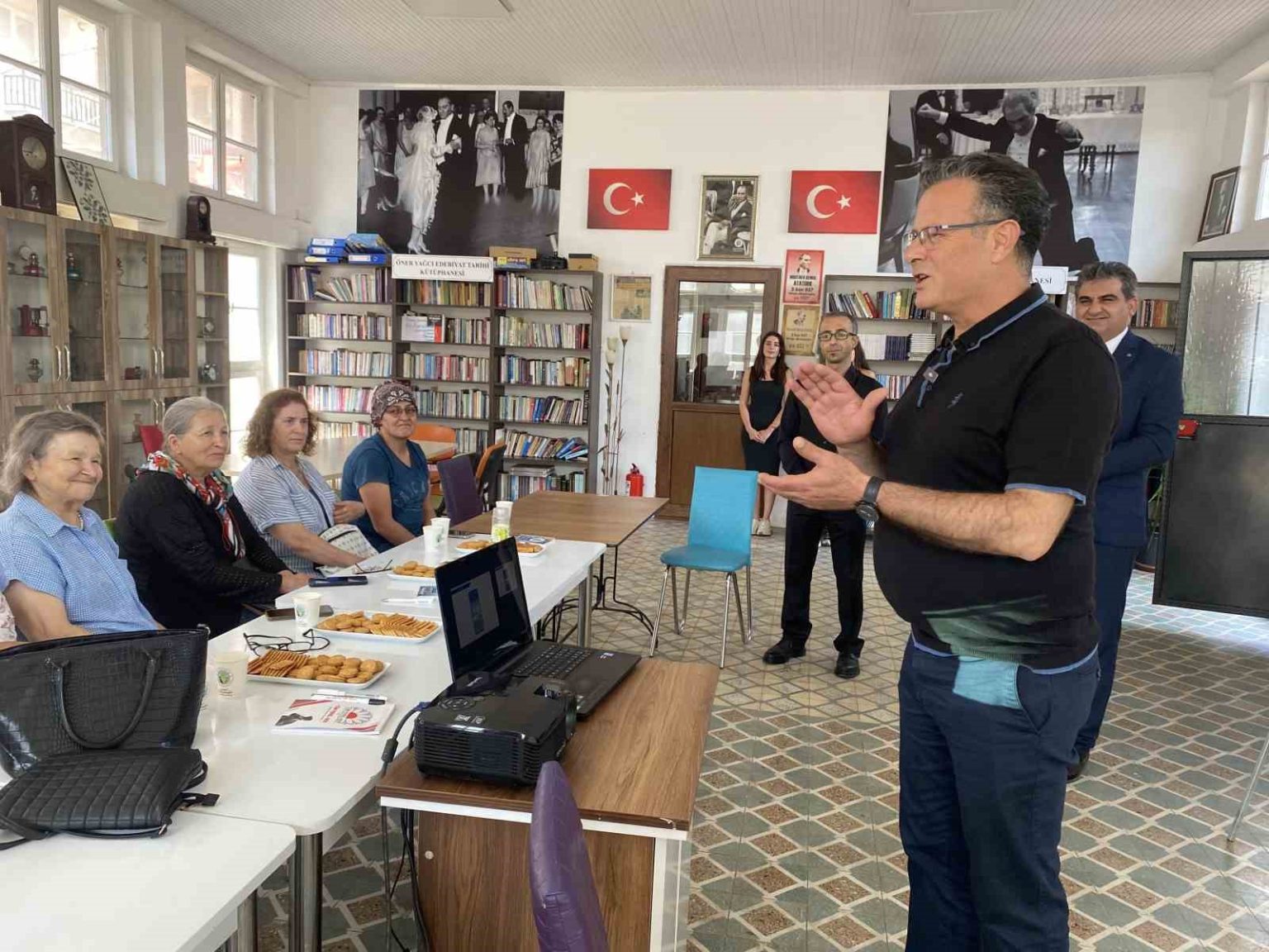 alasehirde-yasli-ve-emeklilere-uygulamali-mobil-bankacilik-kursu