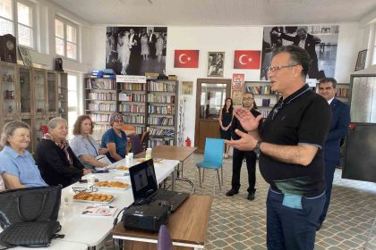 alasehirde-yasli-ve-emeklilere-uygulamali-mobil-bankacilik-kursu