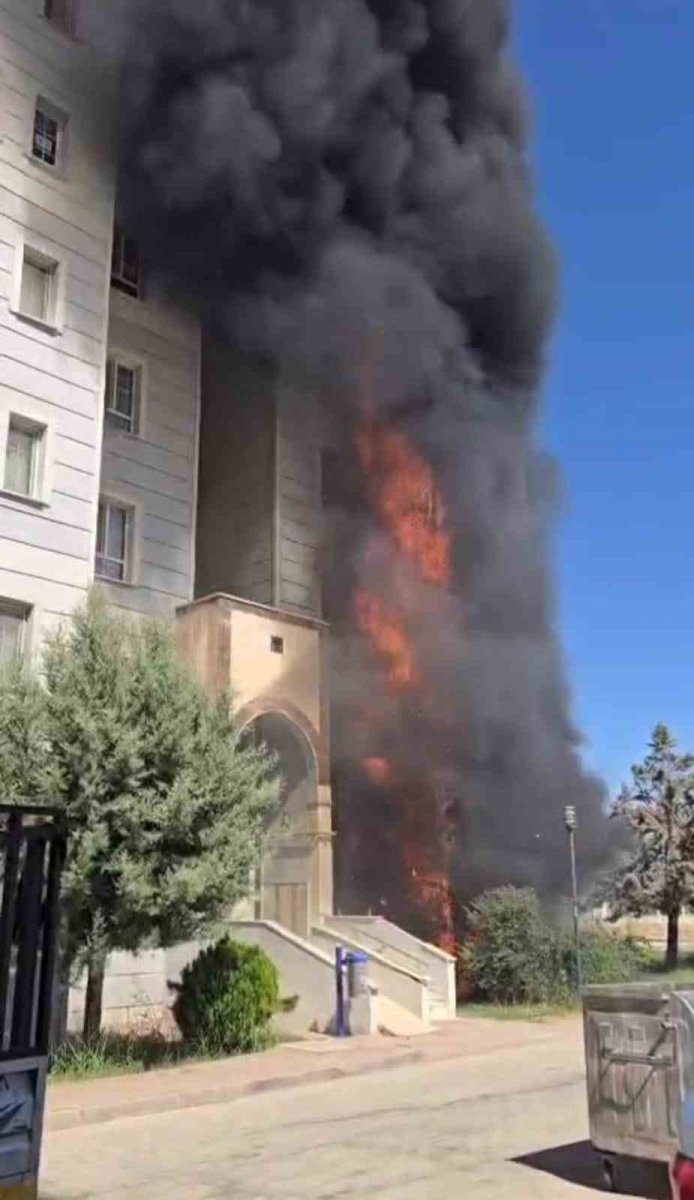 apartmanin-giris-katinda-yangin-cikti