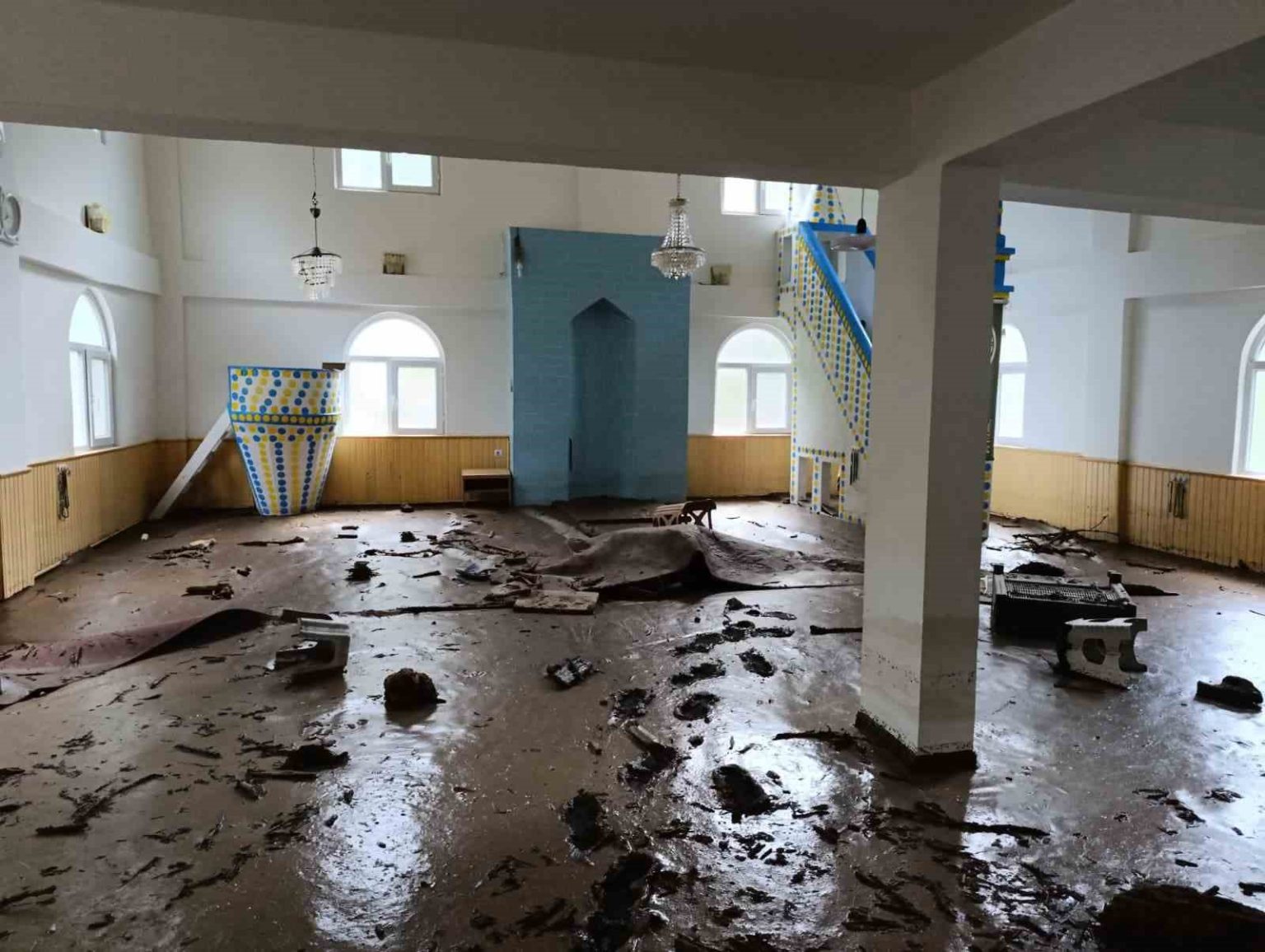 artvinin-borcka-ilcesindeki-sel-sonrasi-karsikoy-camii-camur-icinde-kaldi