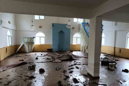 artvinin-borcka-ilcesindeki-sel-sonrasi-karsikoy-camii-camur-icinde-kaldi