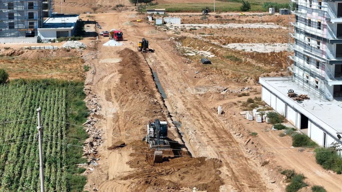 aydinda-yol-yapim-ve-yenileme-calismalari-tum-hiziyla-suruyor