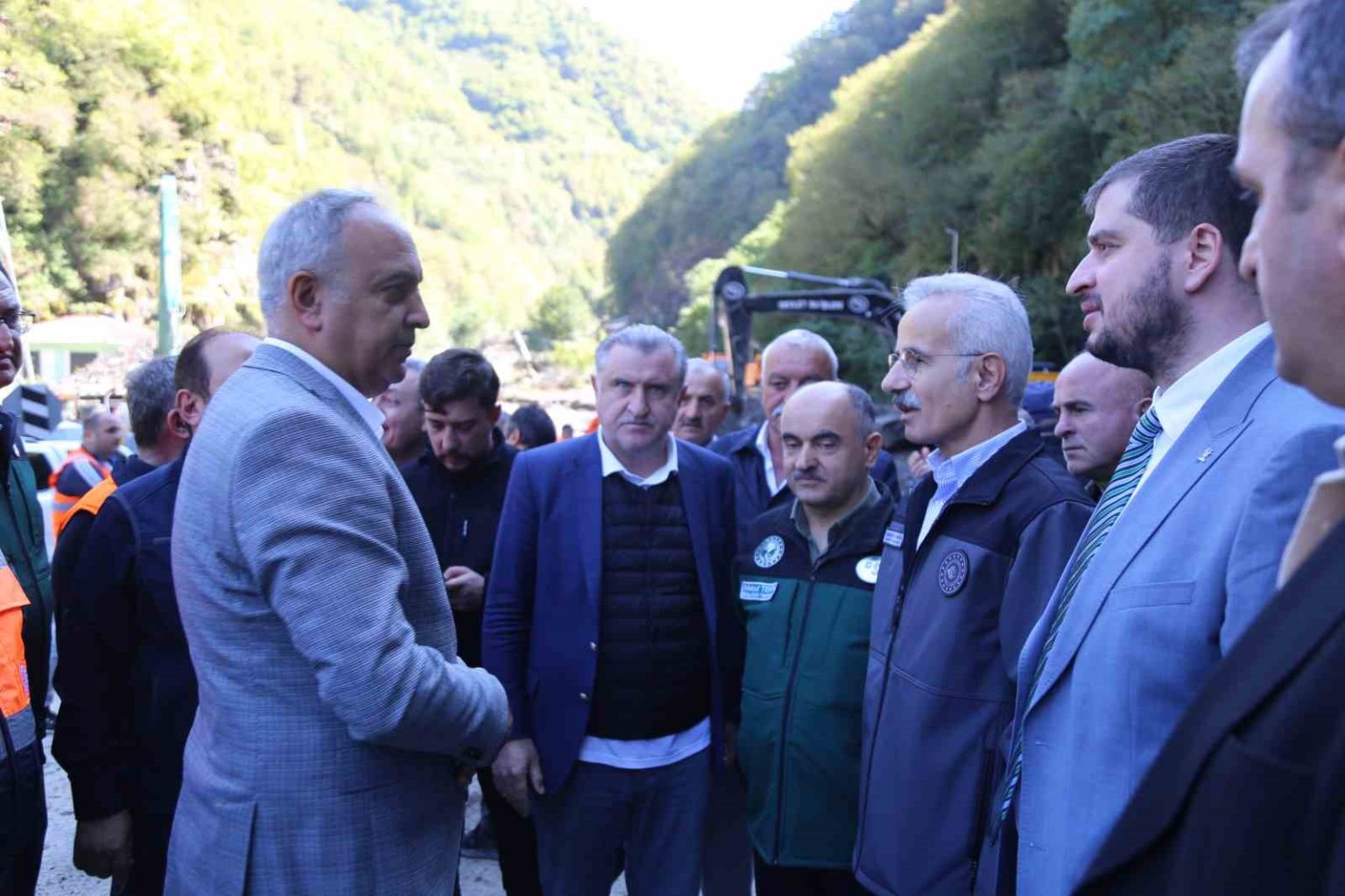 bakanlar-uraloglu-ve-bak-sellerden-zarar-goren-artvinin-borcka-ilcesinde-incelemelerde-bulundu