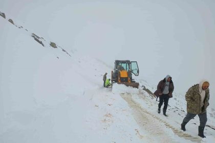 bayburtta-kar-ve-firtina-cobani-yaylada-yakaladi-surusuyle-firtinada-mahsur-kalan-coban-kurtarildi