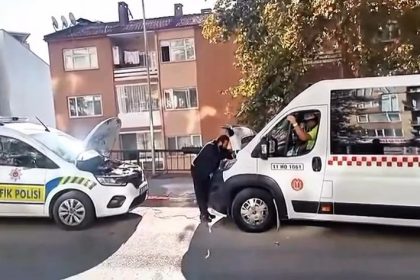 bilecikte-polis-ekipleri-yolda-kalan-otobuse-yardim-eli-uzatti