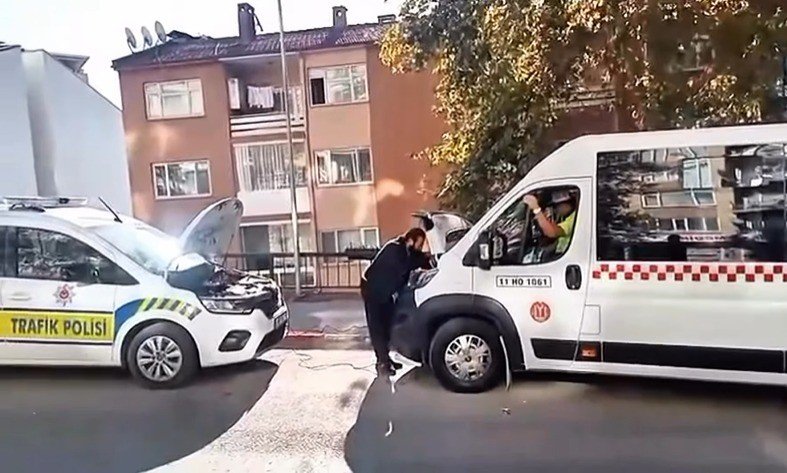 bilecikte-polis-ekipleri-yolda-kalan-otobuse-yardim-eli-uzatti