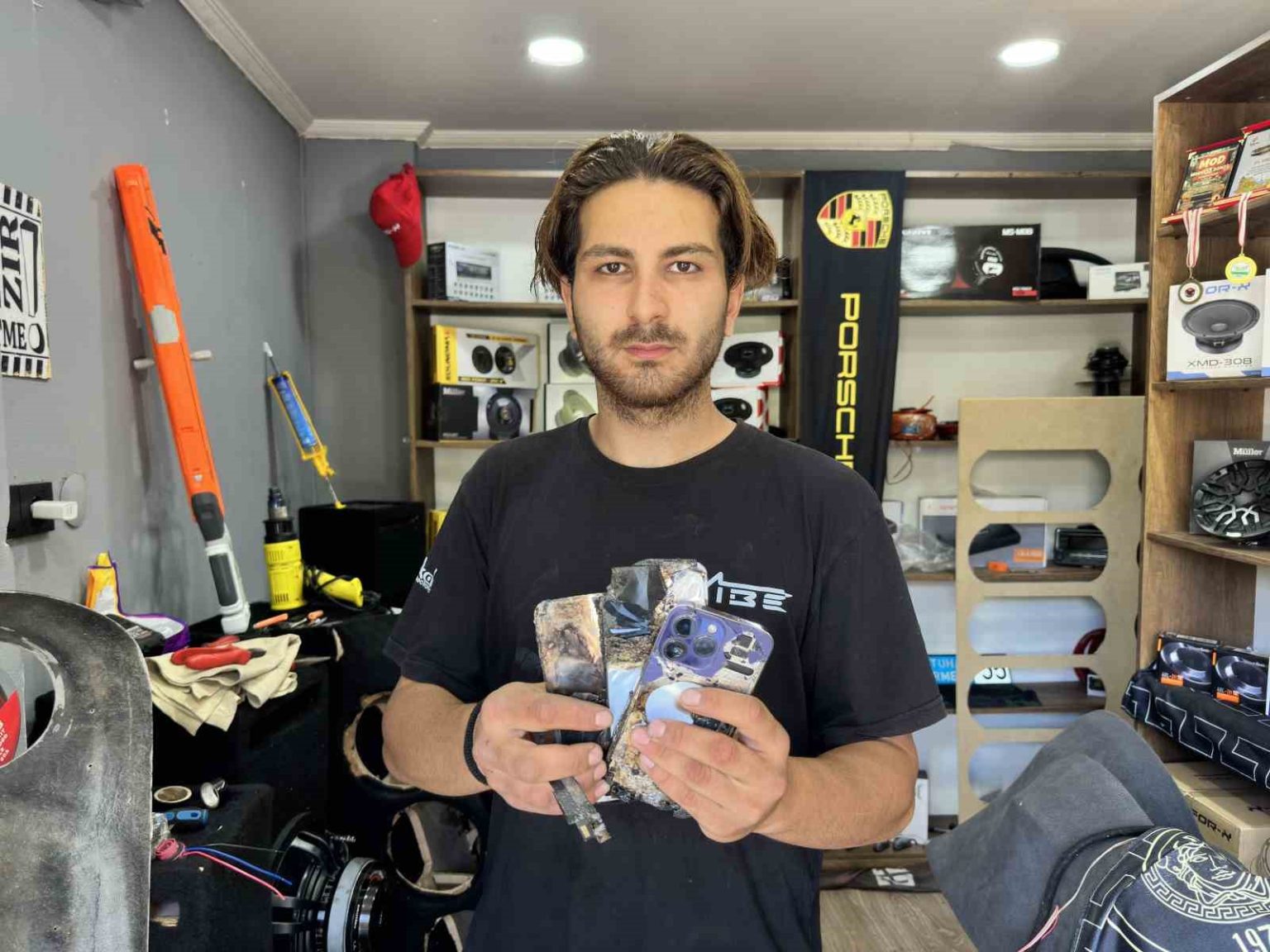 binlerce-liralik-telefon-bir-anda-alev-aldi