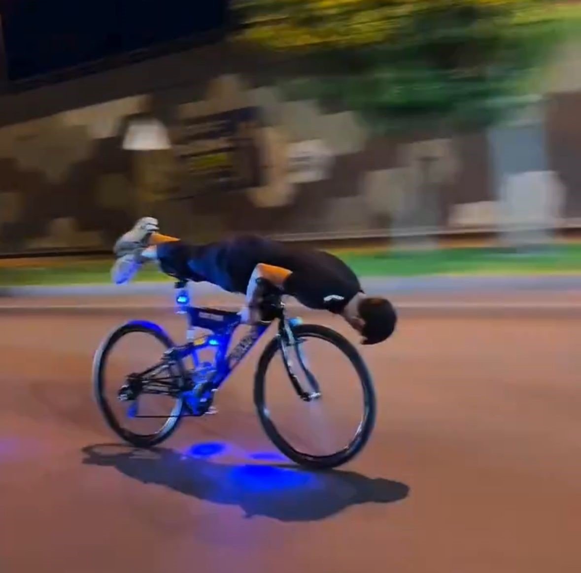 bisiklet-suren-gencler-canlarini-hice-saydi