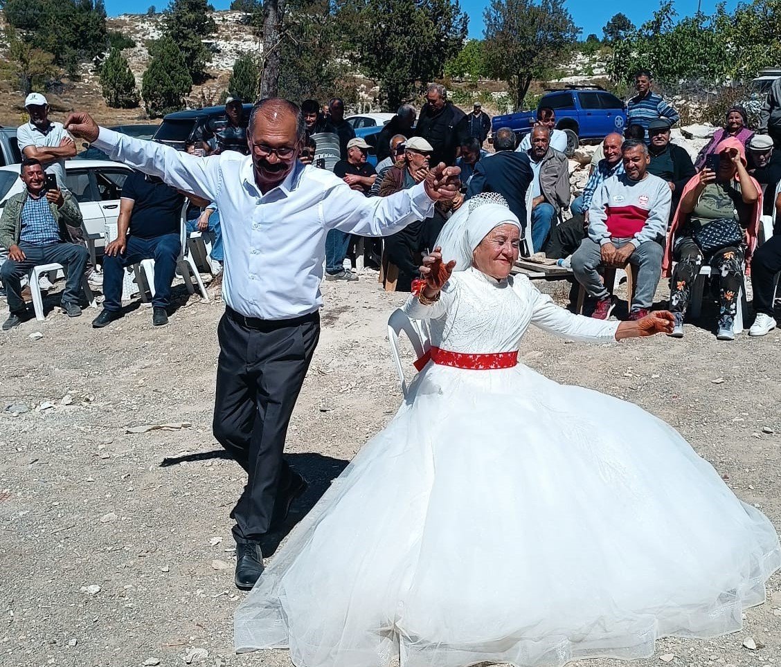 bitmeyen-ask-4-cocuklu-9-torunlu-cift-40-yil-sonra-dugun-yapti