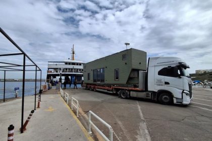 bozcaadada-kacak-yapilan-tiny-houselar-yikiliyor