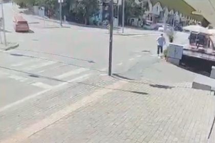 bursada-el-freni-cekilmeyen-otomobil-metrelerce-geri-gelip-kuyumcuya-daldi-500-bin-lira-zarar