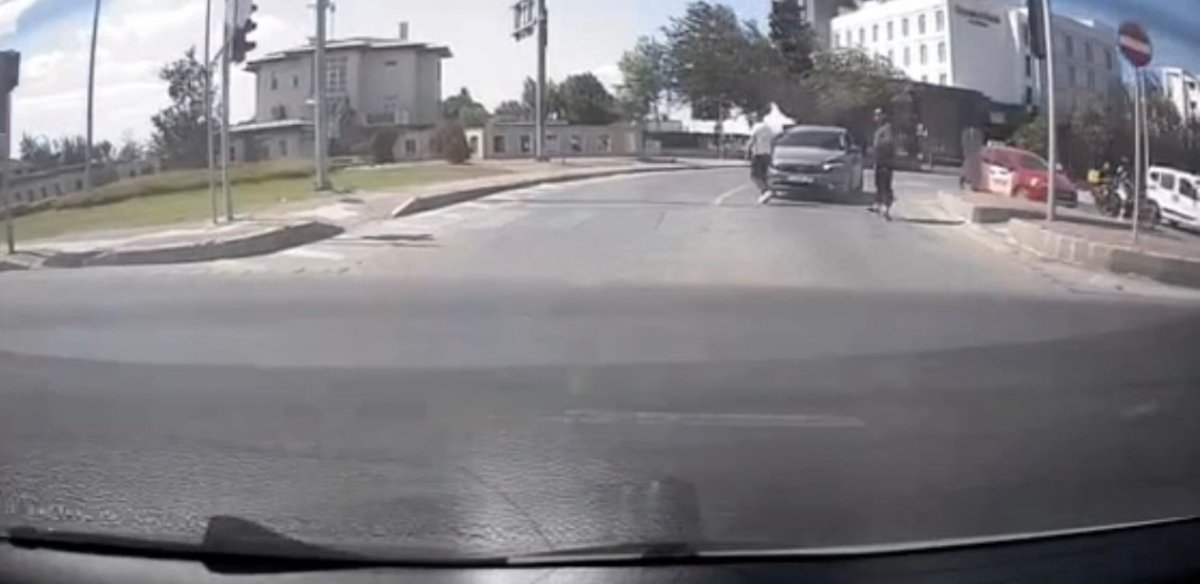 canakkalede-yol-verme-kavgasi-arac-kamerasina-yansidi